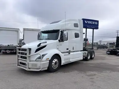 BEAUTIFUL UNIT WITH ALL ADD ONS. TEAM DRIVERS DREAM. WARRANTY UNTIL JAN 2028 OR 966,000KM! PREMIUM A...