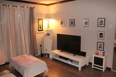Appartement style Condo ,entre prive plancher de Béton ,Bois & céramique ,armoire de couleur, salle...