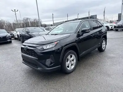 Le Toyota RAV4 LE 2021 est un VUS compact très populaire, reconnu pour sa fiabilité, son efficacité...