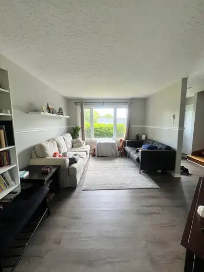 Welcome to 21B Panavista Drive! AVAILABLE OCTOBER 1ST $2295 + Power + Tenants Insurance This charmin...