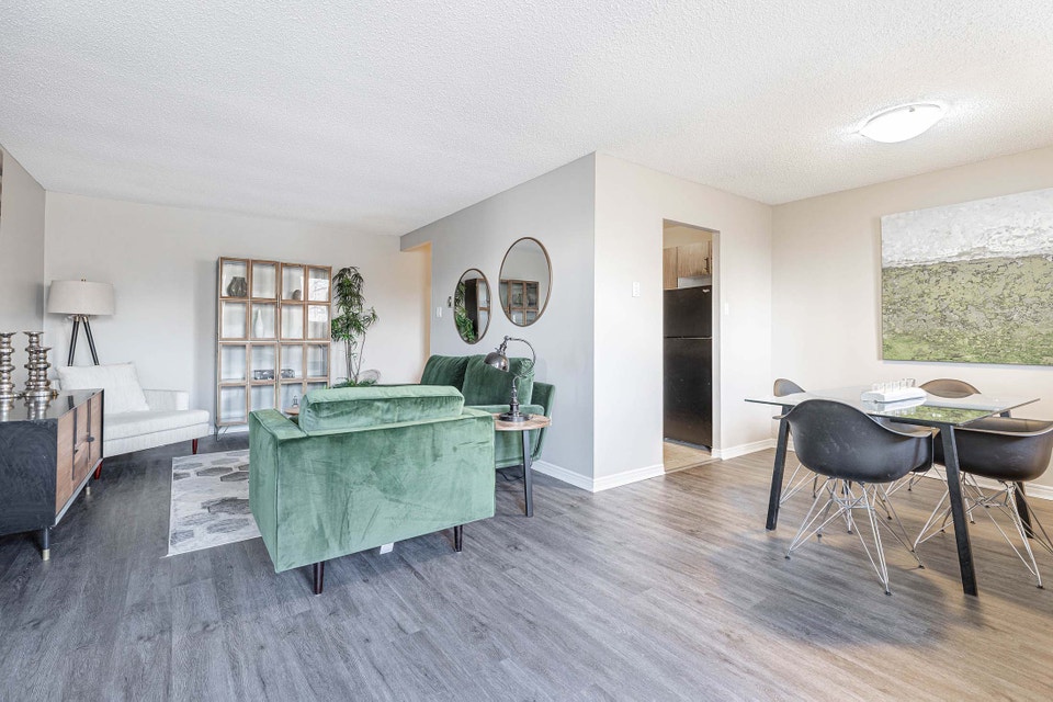 Spacious 2 Bedroom & 2 Bath Apartment North London on Transit 5