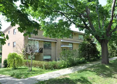 Luxurious and spacious 1-bedroom + den unit in a multiplex building!!! Prime location in the Humber...