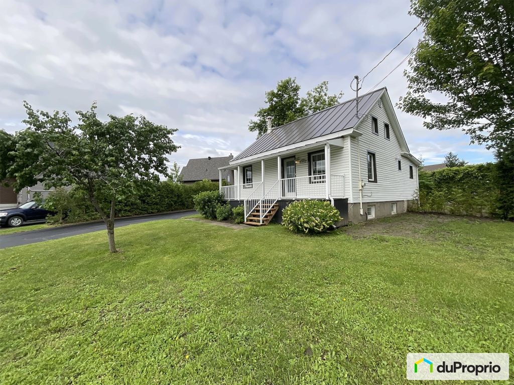 $699,000 - 1 1/2 Storey for sale in Ste-Julie — photo 1