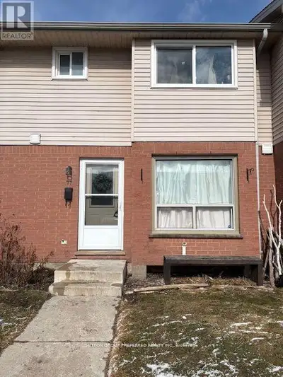 Spacious townhouse within walking distance to Fanshawe College. Updated eat-in kitchen with large So...
