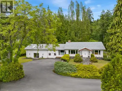 Excellent 5 bed, 2 bath home, in an ideal location, nestled on just under 2 sunny flat acres. The cu...