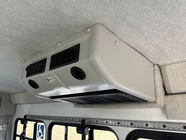 2016 Ford E-350 Econoline Super Duty 8 Passenger Wheelchair Acce in Heavy Trucks in City of Montréal - Image 24
