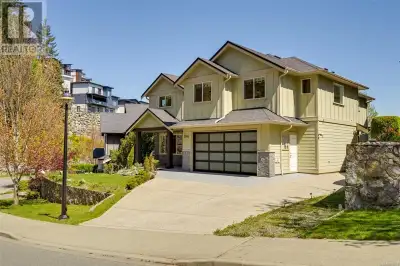 Executive luxurious home perched at the top of World Class Bear Mountain Golf Resort, 4 bdrm & den i...