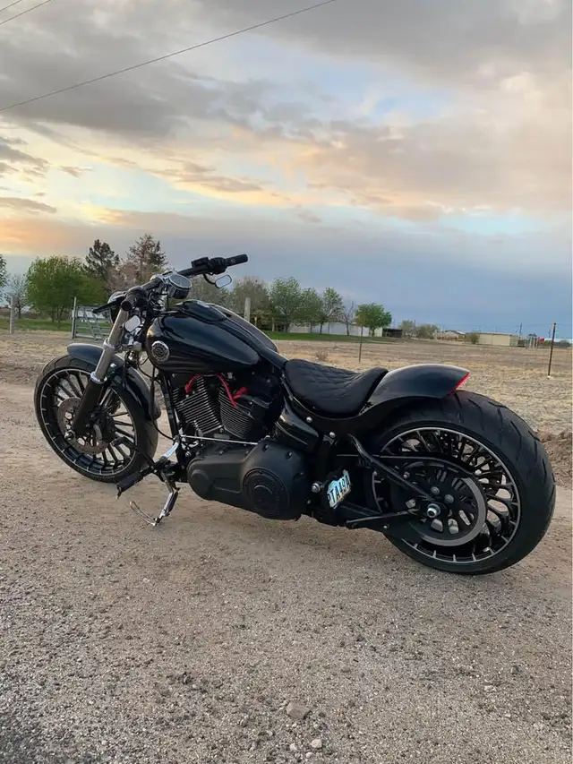 2017 HARLEY-DAVIDSON BREAKOUT 1690CC 4-STROKE - CUSTOM SEAT in Street, Cruisers & Choppers in Delta/Surrey/Langley - Image 3