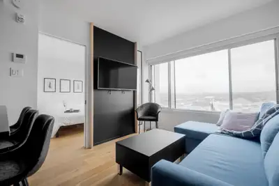 Superbe 31/2 meublé et tout inclus dans le quartier Saint-Jean-Baptiste. Cet immeuble en béton de 9...