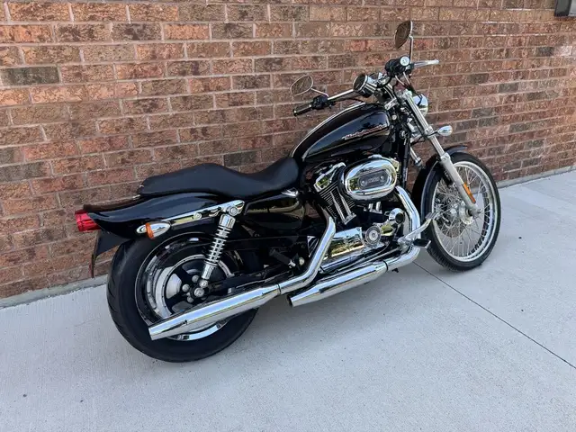 2006 Harley-Davidson XL1200C Custom **CANADIAN BIKE** **LOW KM** in Street, Cruisers & Choppers in Markham / York Region - Image 4