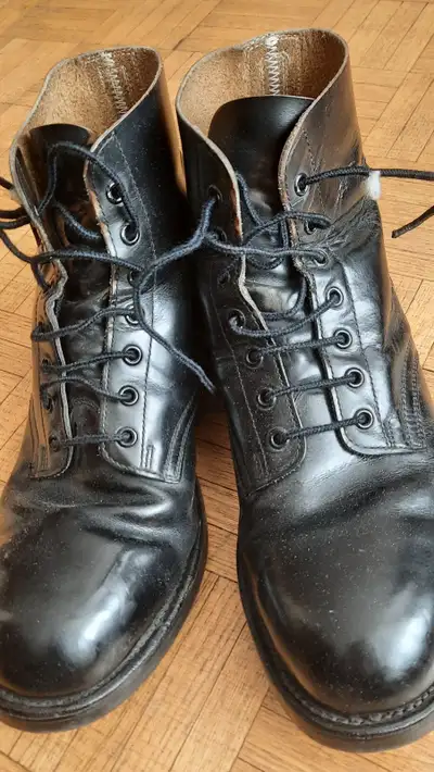 Genuine leather. nutrile-gum, oil and acid resistant.