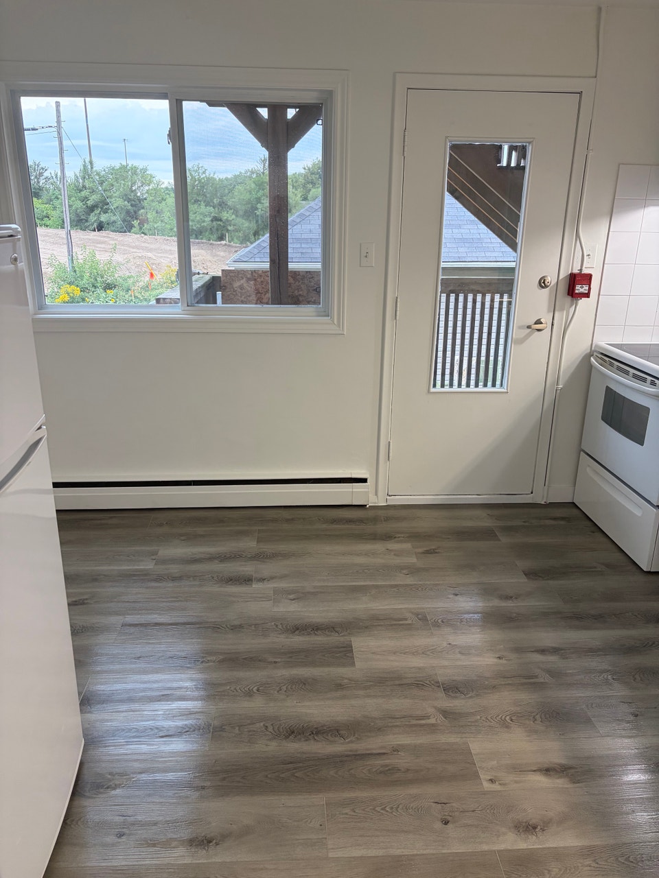 Spacious & Renovated 2 Bedroom Apartment! (Unit 4) 3