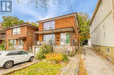 Welcome to this bright and updated 2-bedroom upper-level unit located in the desirable Oakridge comm...
