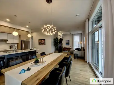 PRIX OPTIMISÉ! LIBRE IMMÉDIATEMENT! Situé au dernier étage d'une construction récente, avec garage i...