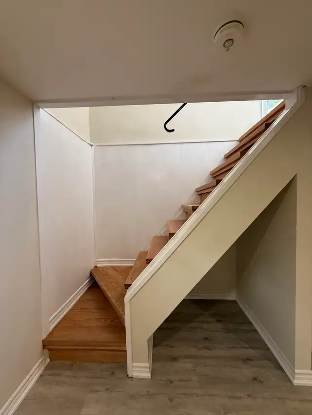 Bright 2 Bedroom + Den Lower Apartment – West End Peterborough in Long Term Rentals in Peterborough - Image 14