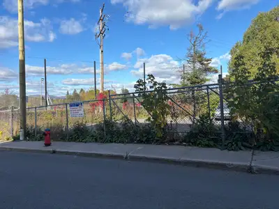 418-655-8281 À voir au 70 rue de Carillon, stationnement à louer pour une voiture. 100 $ Par mois av...