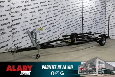 Alary Sport Cette REMORQUE À BATEAU PATRIOTES V-DRIVE + SWING PLATE 2025 est disponible DÈS MAINTENA...