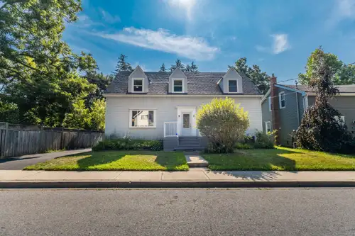 55 Wellington St S Dundas MLS # 40758998 Open House Sunday August 11th 2-4 pm Welcome to 55 Wellingt...