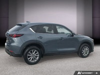 2024 Mazda CX-5 Le Mazda CX-5 2024 GS AWD conserve l'élégance caractéristique de Mazda avec un desig... (image 4)
