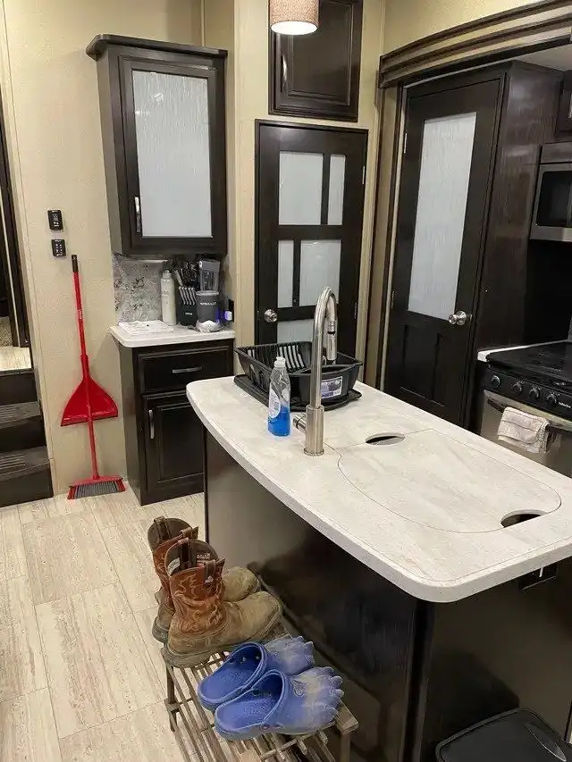 2018 GRAND DESIGN MOMENTUM 376TH (FINANCING AVAILABLE) in Travel Trailers & Campers in Strathcona County - Image 6
