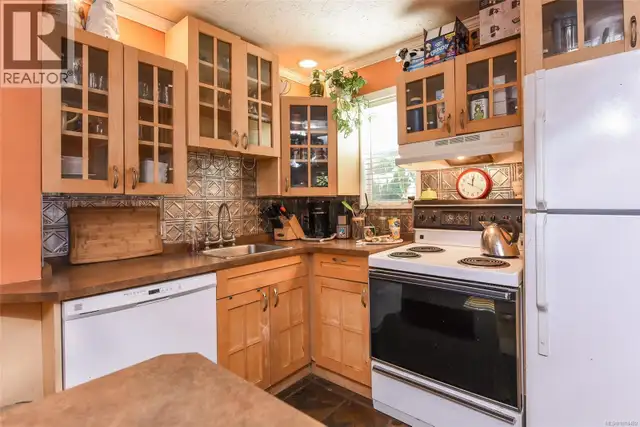 2767 Ulverston Ave Cumberland, British Columbia in Houses for Sale in Comox / Courtenay / Cumberland - Image 15