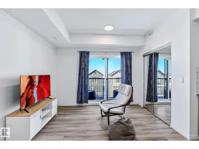 Welcome to effortless urban living in this top-floor studio apartment. At 463 sf, this thoughtfully...