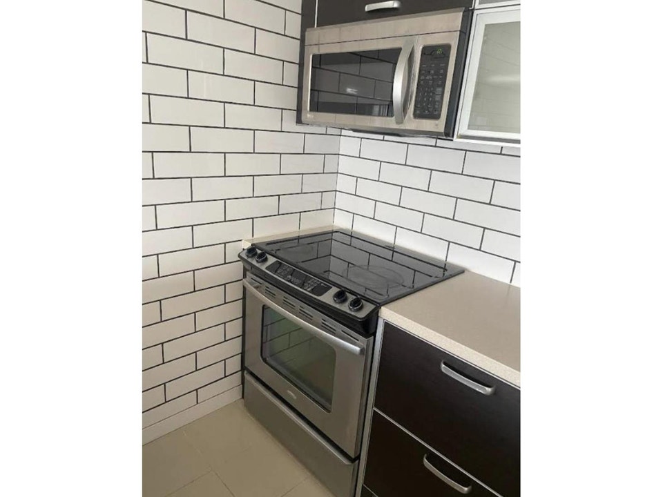 3404 13688 100 AVE Surrey, British Columbia 5