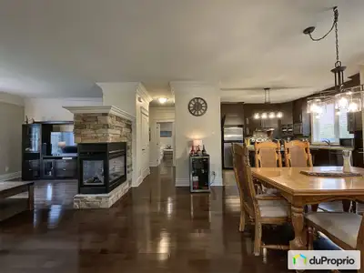 Coup de coeur garanti ! Superbe condo lumineux au rez-de-jardin, offrant un cadre de vie chaleureux...