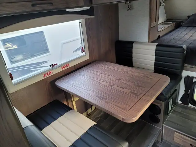 2025 Northern Lite Limited Edition 10-2EXLEDB Face-to-Face Dinet in Travel Trailers & Campers in Penticton - Image 8
