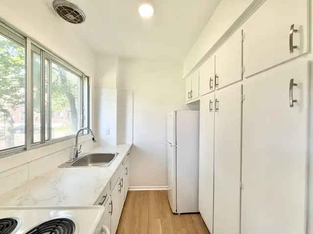 2.5-Bedroom Apartment for Rent – Dorval – Appliances Included + WIFI