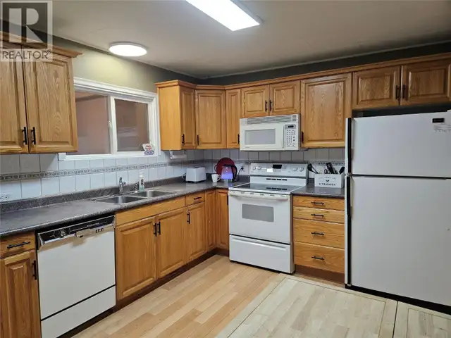 301 5TH Street NW Nakusp, British Columbia in Houses for Sale in Nelson - Image 5