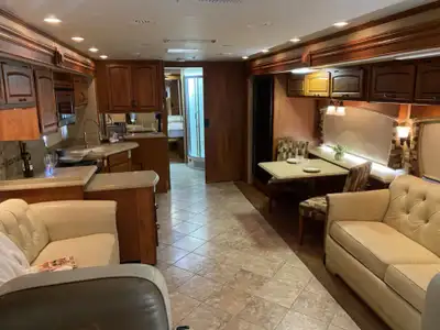 This diesel pusher is built for comfort, power, and reliability. Featuring four slide-outs, a spacio...