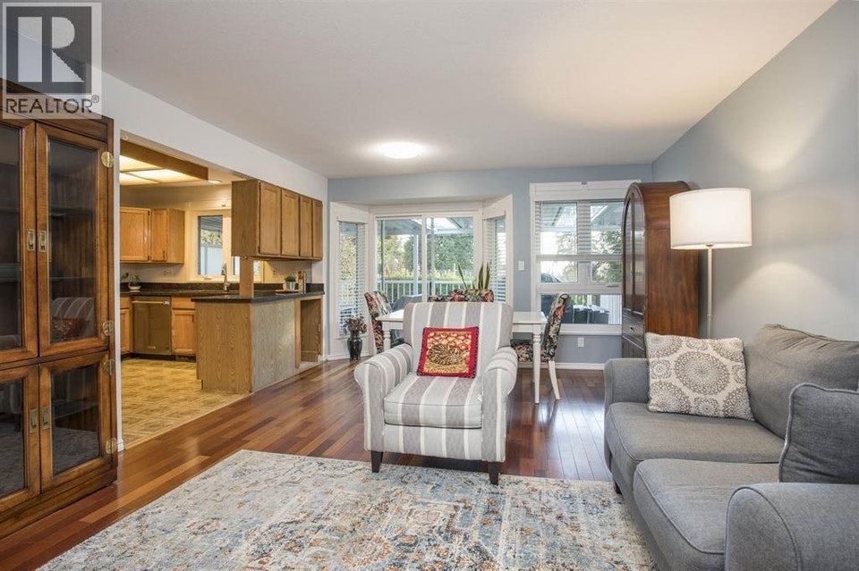 Upper-9890 LYNDHURST STREET Burnaby, British Columbia 4