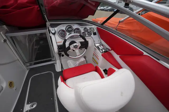 2009 SEA DOO WAKE 230 in Powerboats & Motorboats in Red Deer - Image 7