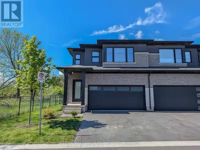 Gorgeous End unit Townhouse with side-ravine at Very Quite Neighbourhood. No neighbours behind. 3 Be...