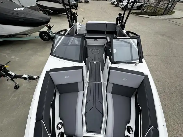 2025 Cobalt Boats CS23 Surf in Powerboats & Motorboats in Saskatoon - Image 12