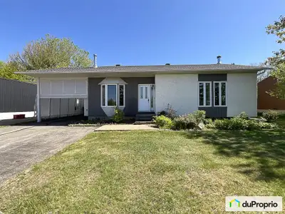 Secteur en demande - 3 chambres et 2 salles de bain Rénovations : pente du toit a été refaite avec t...
