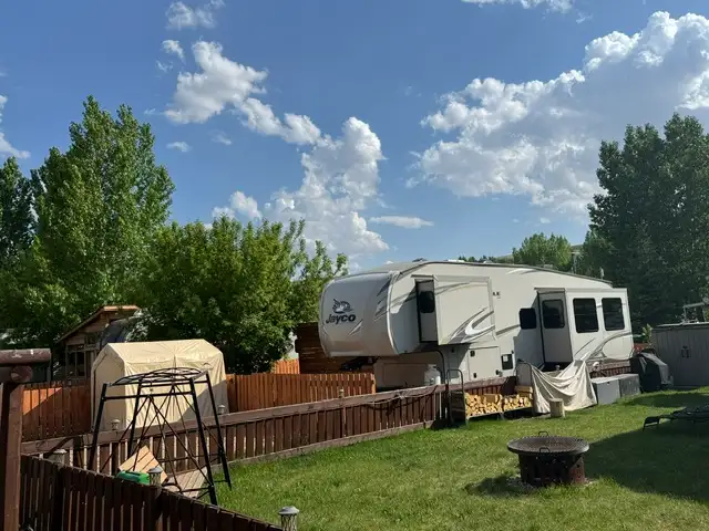RV campsite with trailer for sale in Alberta in Canada - Image 5