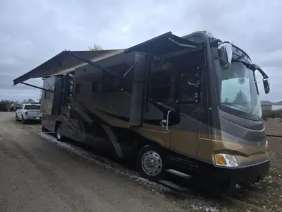 72999KMS QUAD SLIDE. ONAN QUIET DIESEL 8000 POWER AWNING POWER FRONT DOOR DUAL AC UNITS LARGE SINGLE...
