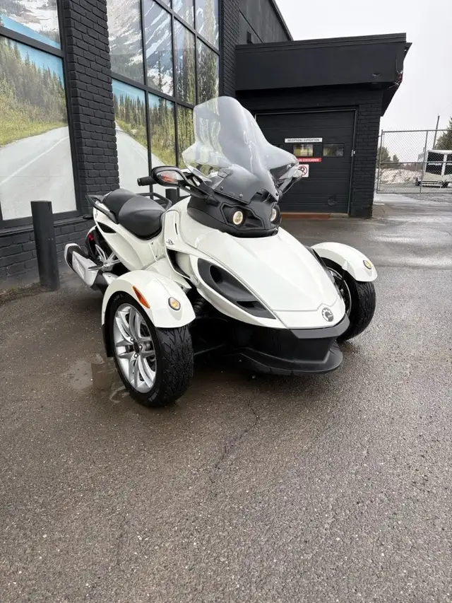 2014 CAN-AM spyder RS in Sport Touring in Lévis - Image 3