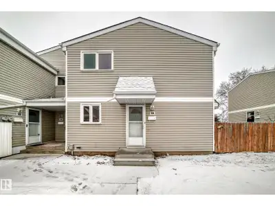 Welcome to this well-maintained corner unit townhouse in the desirable community of Caernarvon! Feat...