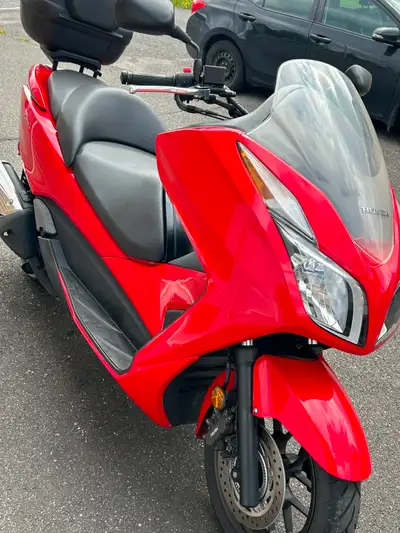 Moto Honda Forza 300cc, 1800 km seulement, un seul proprio, valise arrière