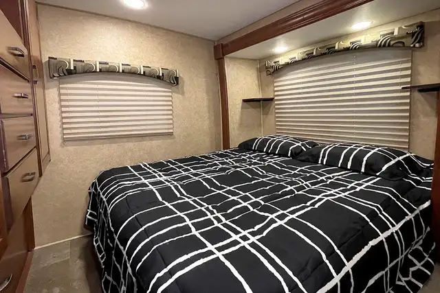 2015 Forest River Lexington 265DS – Pre-Owned Class B+ Motorhome in RVs & Motorhomes in Red Deer - Image 36