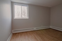 Akelius three bedroom apartment for rent. Located near Rosilyn in the Westmount neighborhood, Montre... (image 8)