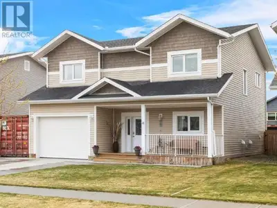 Attractive 4-bedroom family house that checks the boxes! The functional 2-storey layout offers a fam...
