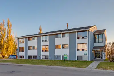 Discover your new home at Newell Manor Apartments, where modern living meets urban convenience. Idea...