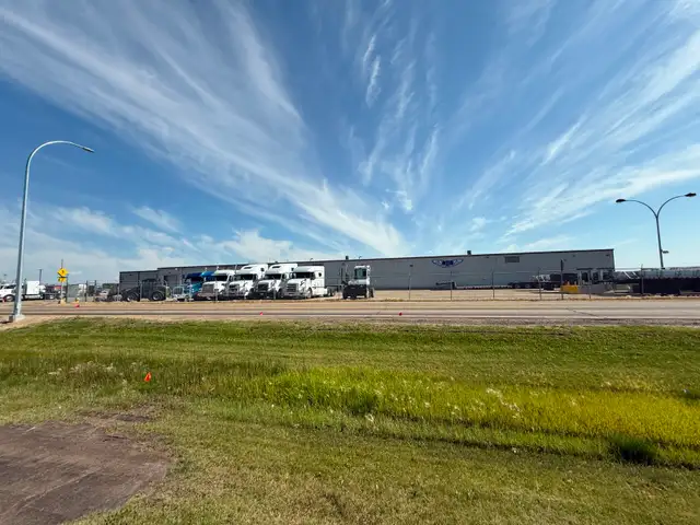 4 INDUSTRIAL BAYS FOR LEASE – CVIP | AMVIC | RV REPAIR | in Commercial & Office Space for Rent in Edmonton - Image 3