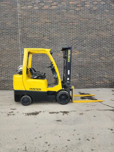 Hyster LPG Forklift with 3-Stage Mast Equipped with Side-Shift, 7000 LBS Capacity, CERTIFIED with 1...