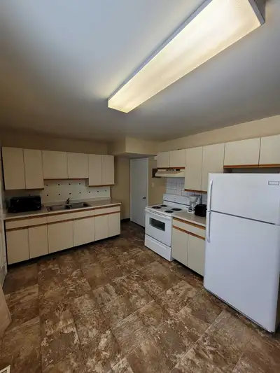 54 Little Wedeene Street This fully-furnished 2 bedroom, 1 bathroom townhouse is located at 54 Littl...