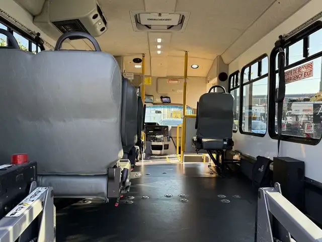 2016 Ford E-350 Econoline Super Duty 8 Passenger Wheelchair Acce in Heavy Trucks in City of Montréal - Image 48